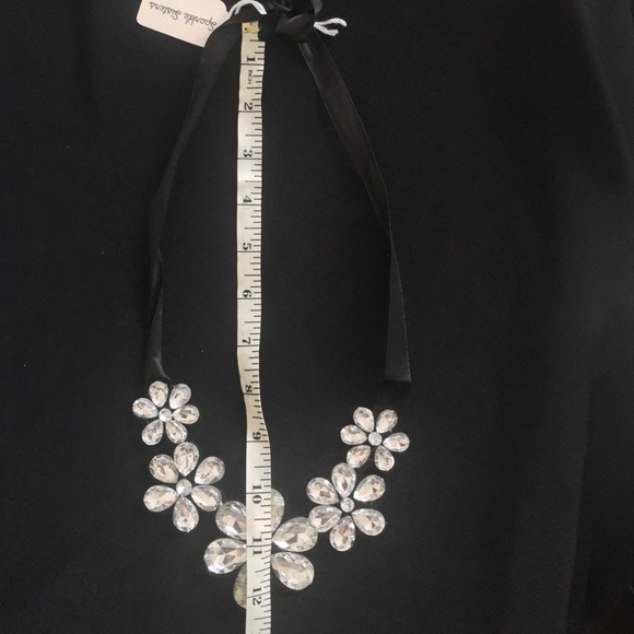 NWT Gorgeous Ribbon Necklace flower gems - Picture 2 of 2